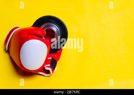 Guanti gialli pancake rosso boxer passo blu isolato oggetto, concetto stile di vita sano stile di vita bodybuilding stile di vita in peso e acciaio forte, due knockout Foto Stock