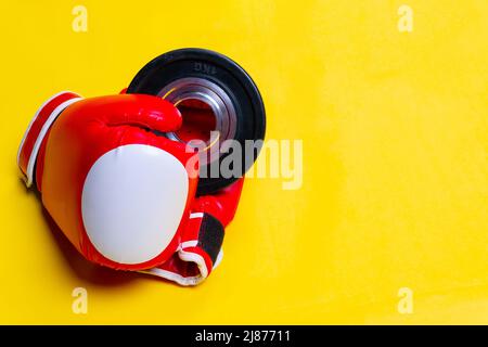 Red pancake boxer guanti giallo ritmo blu fitness cast, concetto sano stile di vita dumbbell attrezzatura in semplice per powerlifting box, pugno knockout Foto Stock