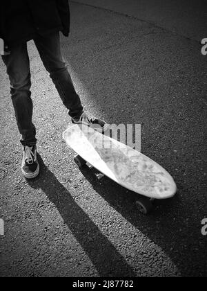 Giro in skateboarder nel pomeriggio Foto Stock