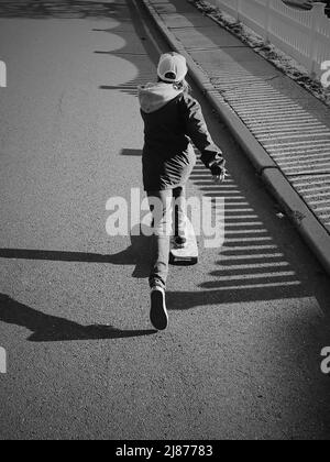 Giro in skateboarder nel pomeriggio Foto Stock