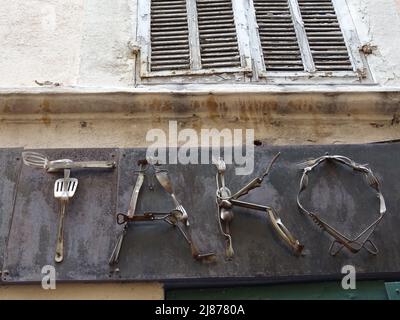 ristorante segno fatto con articoli in argento ritorto a parigi, francia Foto Stock