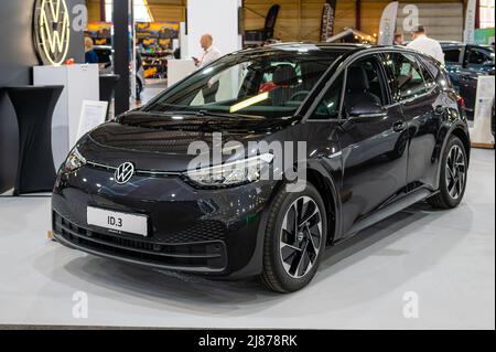 Riga, Lettonia, 29 aprile 2022: Prima Volkswagen ID3 completamente elettrica ad una mostra di motori, modello 2022, vista frontale Foto Stock