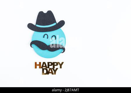 Uomo sorridente faccia con cappello e baffi su sfondo bianco. Concetto del giorno del Padre. Spazio di copia. Foto Stock