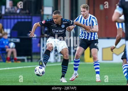 EINDHOVEN, PAESI BASSI - MAGGIO 13: Johnatan Opoku di De Graafschap, Matthias Verreth del FC Eindhoven durante l'olandese Keukenkampioendivisie - Playoff - Round 1 incontro tra FC Eindhoven e De Graafschap allo stadio Jan Louwers il 13 maggio 2022 a Eindhoven, Paesi Bassi (Foto di Rhuis/Orange Pictures: Orange Pics BV/Alamy Live News Foto Stock