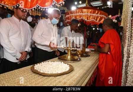 Colombo, Sri Lanka. 12th maggio 2022. Il nuovo primo Ministro dello Sri Lanka Ranil Wickremesinghe è stato giurato il 12 maggio 2022 a Colombo e ha partecipato a cerimonie religiose ai templi di Valukarama e Gangarama (Foto di Hirantha Withanage/Pacific Press/Sipa USA) Credit: Sipa USA/Alamy Live News Foto Stock