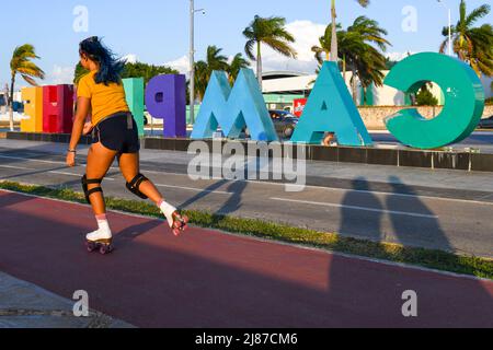 Donna che pattina sul lungomare della città di San Francisco de Campeche, Campeche, MexicoEveryday Foto Stock