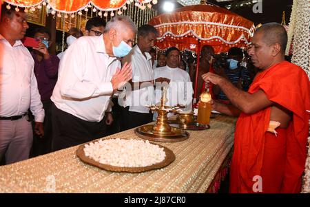 Colombo, Sri Lanka. 12th maggio 2022. La nomina di Ranil Wickremesinghe come primo Ministro dello Sri Lanka del 26th il 12/5/2022 dopo aver partecipato alle cerimonie religiose. È stato il primo Ministro 6 volte prima. In Sri Lanka, il primo Ministro Daru Wickremasinghe è stato menzionato come il primo Ministro del mondo 6 volte. (Credit Image: © Hirantha Withanage/Pacific Press via ZUMA Press Wire) Foto Stock