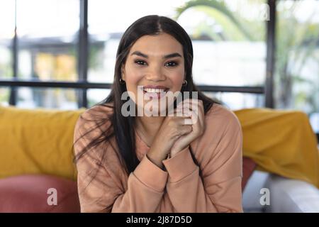Ritratto di bella giovane donna asiatica sorridente a casa Foto Stock