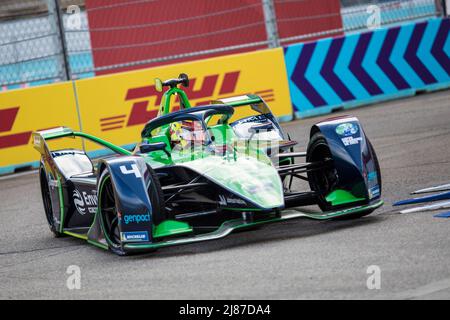 Berlino, Germania, 13th maggio 2022. 2022 Shell Recharge Berlin e-Prix, 2021-22 ABB FIA Formula e World Championship, Tempelhof Airport Circuit a Berlino, Germania Foto: #4 Robin FRIJNS (NLD) di Envision Racing © Piotr Zajac/Alamy Live News Foto Stock