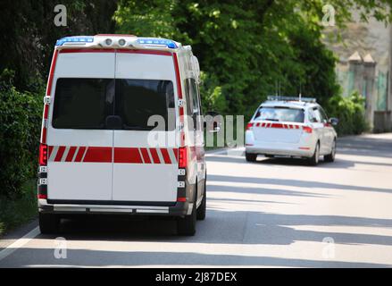 Van ambulanza corre veloce sulla strada preceduta dalla velocissima chiamata di auto medica per l'emergenza sanitaria Foto Stock