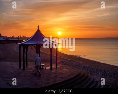 Sheerness, Kent, Regno Unito. 13th maggio 2022. UK Meteo: Tramonto a Sheerness, Kent. Credit: James Bell/Alamy Live News Foto Stock