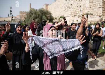 Israele. 13th maggio 2022. Funerali del giornalista veterano al Jazeera Shireen Abu Akleh nella Città Vecchia di Gerusalemme. Abu Akleh, un giornalista palestinese-americano che ha coperto il conflitto Mideast per più di 25 anni, è stato ucciso mercoledì durante un raid militare israeliano nella città di Jenin, in Cisgiordania. Gerusalemme, Israele. Maggio 13th 2022. (Foto di Matan Golan/Sipa USA). Credit: Sipa USA/Alamy Live News Foto Stock