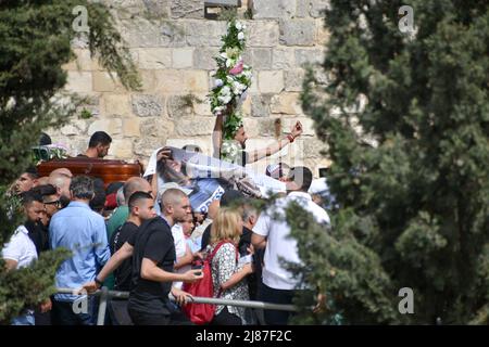 Israele. 13th maggio 2022. Funerali del giornalista veterano al Jazeera Shireen Abu Akleh nella Città Vecchia di Gerusalemme. Abu Akleh, un giornalista palestinese-americano che ha coperto il conflitto Mideast per più di 25 anni, è stato ucciso mercoledì durante un raid militare israeliano nella città di Jenin, in Cisgiordania. Gerusalemme, Israele. Maggio 13th 2022. (Foto di Matan Golan/Sipa USA). Credit: Sipa USA/Alamy Live News Foto Stock