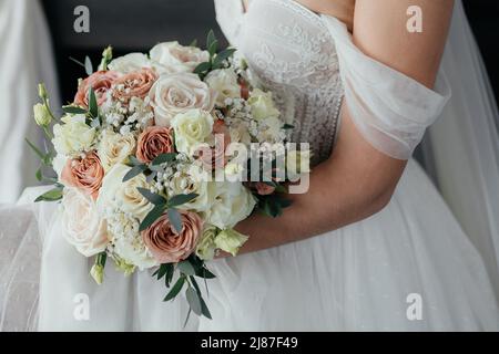 Bouquet di sposa da vicino, il bouquet è composto da rose rosa e bianche. La sposa contiene un bouquet. Foto di alta qualità Foto Stock