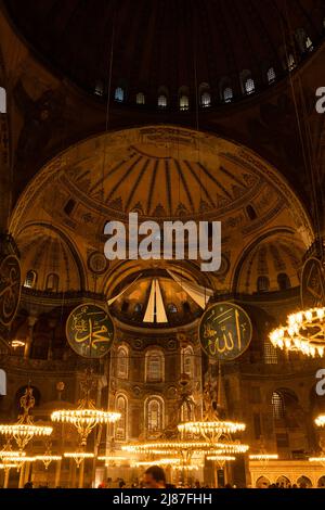 Interno di Hagia Sophia o moschea Ayasofya di notte. Foto di sfondo di Islamic o ramadan. Istanbul Turchia - 3.27.2022 Foto Stock