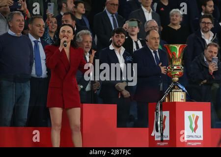 Roma, 11th maggio 2022. La cantante italiana Arisa ( Rosalba Pippa ) canta l'inno nazionale italiano prima di iniziare la partita della Coppa Italia allo Stadio Olimpico di Roma. Il credito d'immagine dovrebbe essere: Jonathan Moscrop / Sportimage Foto Stock