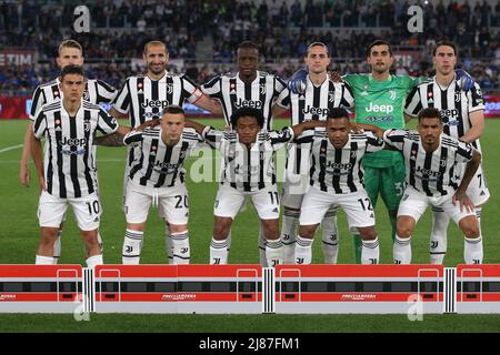 Roma, 11th maggio 2022. La Juventus che si ritrae undici fila per una foto di squadra prima del calcio d'inizio, di ritorno ( da L a R ); Matthijs De ligt, Giorgio Chiellini, Denis Zakaria, Adrien Rabiot, Mattia Perin e Dusan Vlahovic, prima fila ( da L a R ); Paulo Dybala, Federico Bernardeschi, Juan Cuadrado, Alex Sandro e Danilo, nella partita della Coppa Italia allo Stadio Olimpico di Roma. Il credito d'immagine dovrebbe essere: Jonathan Moscrop / Sportimage Foto Stock