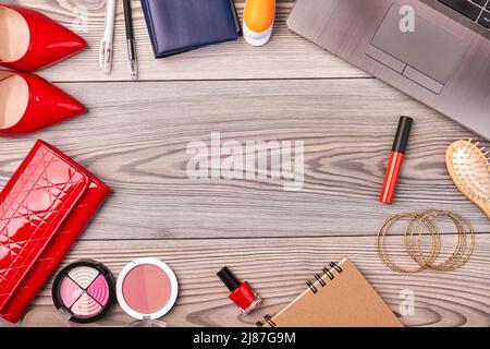 Scrivania di una giovane donna con vista dall'alto. Materiale per il make-up e il lavoro con spazio di copia. Foto Stock