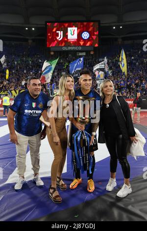 Roma, 11th maggio 2022. Lautaro Martinez del FC Internazionale pone con il padre Mario Martinez, la fidanzata Agustina Gandolfo e la madre Karina Vanesa Gutierrez con il trofeo che segue la vittoria del 4-2 nella Coppa Italia allo Stadio Olimpico di Roma. Il credito d'immagine dovrebbe essere: Jonathan Moscrop / Sportimage Foto Stock