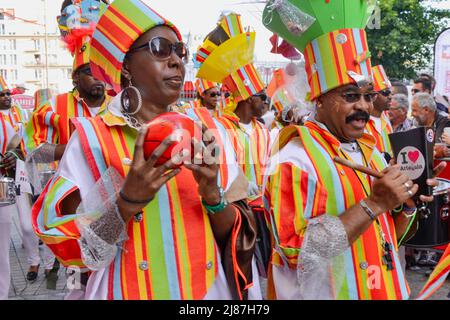 LE MANS, FRANCIA - 13 GIUGNO 2014: Happy Black People in abiti stanno ballando sulla strada della città Foto Stock