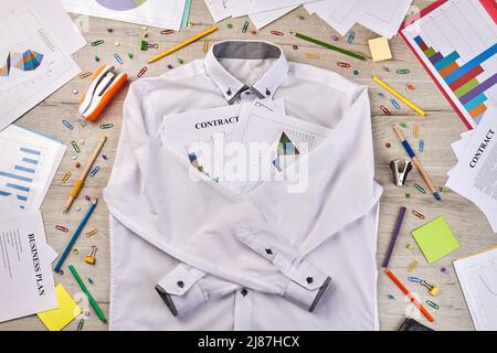 Maglia bianca con vista dall'alto e articoli da scrivania con cancelleria. Graffette per pinzatura penne, ecc. Foto Stock