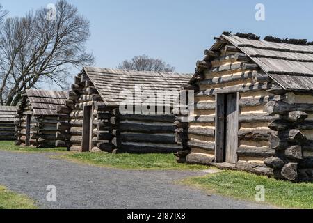 Cabine ricostruite costruite per i soldati dell'Esercito continentale per l'accampamento invernale di Valley Forge durante la Guerra rivoluzionaria Foto Stock