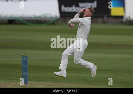 CHESTER LE STREET, REGNO UNITO. MAGGIO 12th Durham's ben Stokes bowling durante la partita LV= County Championship tra il Durham County Cricket Club e il Glamorgan County Cricket Club presso Emirates Riverside, Chester le Street giovedì 12th maggio 2022. (Credit: Mark Fletcher | MI News) Credit: MI News & Sport /Alamy Live News Foto Stock