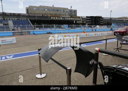 Germania, Berlino, 13 maggio 2022. Berlino-Tempelhof. Il campionato ufficiale 'ABB FIA Formula e Championship 2021/22' consiste di 16 gare, che si svolgono in 10 diverse città del mondo. La Shell Recharge Berlin e-Prix 2022 è il 14th e 15th maggio 2022 con una doppia gara a Berlino. La serie di corse elettriche 2021/2022 si svolgerà presso l'ex aeroporto di Tempelhof. Foto Stock