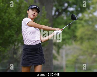 Clifton, Stati Uniti. 13th maggio 2022. Muni He of China ha colpito il suo tee shot sulla buca 2nd nel secondo round della LPGA Cognizant Founders Cup all'Upper Montclair Country Club di Clifton, NJ Venerdì 13 maggio 2022. Foto di John Angelillo/UPI Credit: UPI/Alamy Live News Foto Stock