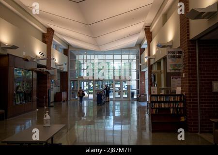 Columbia County, GA USA - 08 20 21: Columbia County Public Library Interior hall e gente Foto Stock
