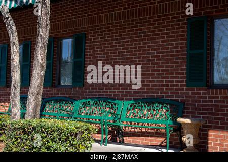 Augusta, GA USA - 10 18 22: Molte panchine in ghisa verde sulla vista frontale del marciapiede Foto Stock