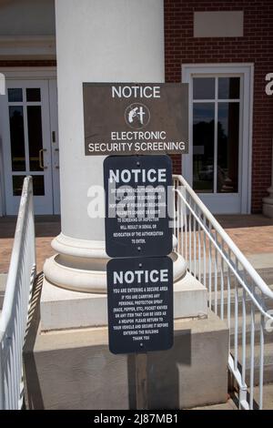 Columbia County, GA USA - 08 20 21: Columbia County Courthouse cartello di avviso all'ingresso Foto Stock