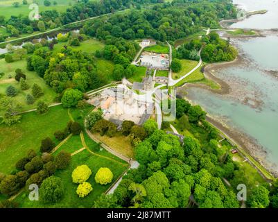 Vista aerea del paesaggio panoramico con la torre casa e cortile di Castle Ward, un famoso luogo di ripresa per spettacoli televisivi fantasy, situato vicino Strang Foto Stock