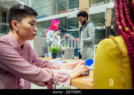 amici di internationa divertirsi insieme nella biblioteca universitaria Foto Stock