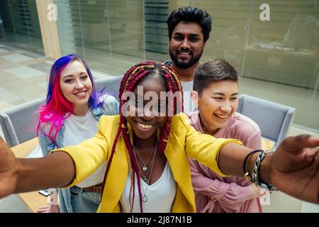 amici di internationa divertirsi insieme nella biblioteca universitaria Foto Stock