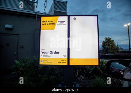 Augusta, GA USA - 11 06 21: McDonald's Drive attraverso il menu digitale illuminato al mattino presto Foto Stock