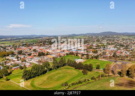 Agricoltura rurale Bega città nella valle di Bega della costa meridionale australiana - panoramica vista aerea sul centro. Foto Stock