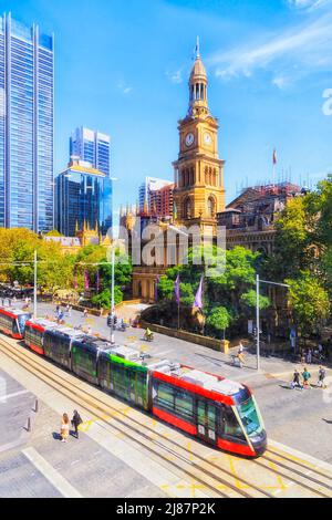 Casa del municipio nel CBD di Sydney in George Street con tram elettrico sulle rotaie - paesaggio urbano panoramico. Foto Stock