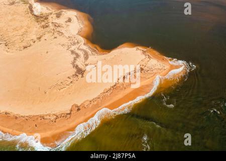 Dune di sabbia piatta della spiaggia di Tathra all'entrata del fiume Bega all'oceano Pacifico Costa Sapphire in Australia - veduta dall'alto in basso aerea. Foto Stock