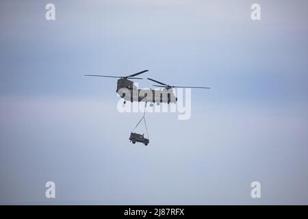 Viste da Yelland Quay nel North Devon come Chinook militare esercizio volare da RMB Chivenor su Braunton Burrows. L'elicottero è stato visto trasportare un Landrover Defender e Trailer avanti e indietro dal Braunton Burrows a RMB Chivenor, Devon, Regno Unito caratterizzato: View, Royal Marines dove: Yelland, Devon, Regno Unito quando: 24 Mar 2021 credito: Upright medial/WENN Foto Stock