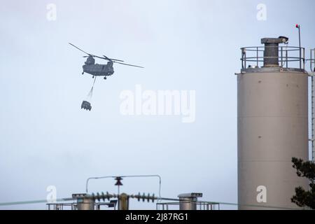 Viste da Yelland Quay nel North Devon come Chinook militare esercizio volare da RMB Chivenor su Braunton Burrows. L'elicottero è stato visto trasportare un Landrover Defender e Trailer avanti e indietro dal Braunton Burrows a RMB Chivenor, Devon, Regno Unito caratterizzato: View, Royal Marines dove: Yelland, Devon, Regno Unito quando: 24 Mar 2021 credito: Upright medial/WENN Foto Stock