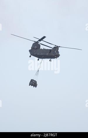 Viste da Yelland Quay nel North Devon come Chinook militare esercizio volare da RMB Chivenor su Braunton Burrows. L'elicottero è stato visto trasportare un Landrover Defender e Trailer avanti e indietro dal Braunton Burrows a RMB Chivenor, Devon, Regno Unito caratterizzato: View, Royal Marines dove: Yelland, Devon, Regno Unito quando: 24 Mar 2021 credito: Upright medial/WENN Foto Stock