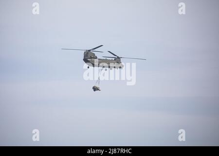 Viste da Yelland Quay nel North Devon come Chinook militare esercizio volare da RMB Chivenor su Braunton Burrows. L'elicottero è stato visto trasportare un Landrover Defender e Trailer avanti e indietro dal Braunton Burrows a RMB Chivenor, Devon, Regno Unito caratterizzato: View, Royal Marines dove: Yelland, Devon, Regno Unito quando: 24 Mar 2021 credito: Upright medial/WENN Foto Stock