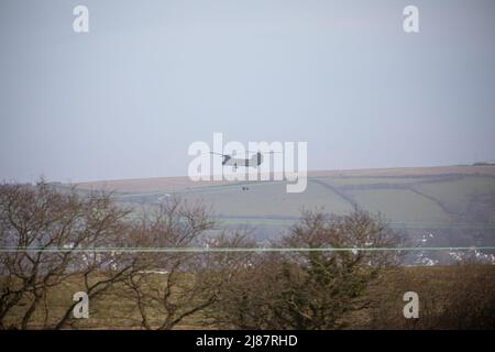 Viste da Yelland Quay nel North Devon come Chinook militare esercizio volare da RMB Chivenor su Braunton Burrows. L'elicottero è stato visto trasportare un Landrover Defender e Trailer avanti e indietro dal Braunton Burrows a RMB Chivenor, Devon, Regno Unito caratterizzato: View, Royal Marines dove: Yelland, Devon, Regno Unito quando: 24 Mar 2021 credito: Upright medial/WENN Foto Stock
