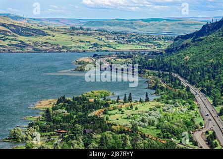 I binari ferroviari e l'Interstate 84 si snodano lungo il fiume nella Columbia River Gorge, Oregon, USA Foto Stock