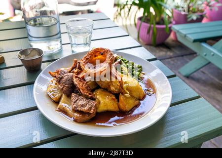 Pot Roast Celeriac e patate crackling Domenica Roast con Yorkshire Pudding al pub All vegan Spread Eagle a Homerton, Hackney, Londra, Regno Unito Foto Stock