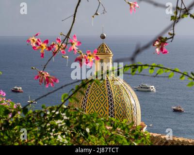 Maioliche cupola coperta della Chiesa di nostra Signora dell'Assunzione, Positano Foto Stock