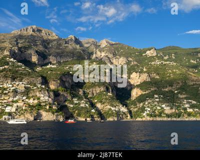 Frastagliata costiera amalfitana tra Positano e Amalfi Foto Stock