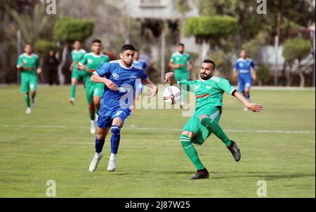 Medio Oriente. 13th maggio 2022. 11 maggio 2022, Città di Gaza, striscia di Gaza, Palestina: Durante una partita nella lega di calcio nella striscia di Gaza tra al-Shuja'iya Club 'il colore verde'' e il club Shabab Rafah 'il colore blu', i tifosi hanno alzato una foto del martire Sherine Abu Aqleh, Che questa mattina è stato martirizzato a Jenin mentre svolgeva la sua professione, allo Yarmouk Stadium di Gaza City, dove la partita si è conclusa in un pareggio negativo. (Credit Image: © Mahmoud Ajjour/Quds Net News via ZUMA Press Wire) Credit: ZUMA Press, Inc./Alamy Live News Foto Stock