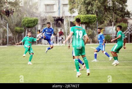 Medio Oriente. 13th maggio 2022. 11 maggio 2022, Città di Gaza, striscia di Gaza, Palestina: Durante una partita nella lega di calcio nella striscia di Gaza tra al-Shuja'iya Club 'il colore verde'' e il club Shabab Rafah 'il colore blu', i tifosi hanno alzato una foto del martire Sherine Abu Aqleh, Che questa mattina è stato martirizzato a Jenin mentre svolgeva la sua professione, allo Yarmouk Stadium di Gaza City, dove la partita si è conclusa in un pareggio negativo. (Credit Image: © Mahmoud Ajjour/Quds Net News via ZUMA Press Wire) Credit: ZUMA Press, Inc./Alamy Live News Foto Stock